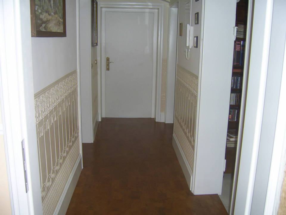 Korkparkett in Flur verlegen, Korkfussboden im Korridor und Eingangsbereich, Beispielfoto