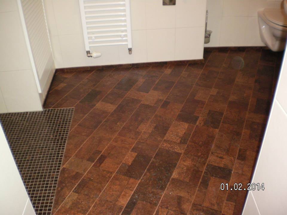 Korkparkett in Badezimmer und Nassbereich verlegen, Korkfussboden im Bad, Beispielfoto