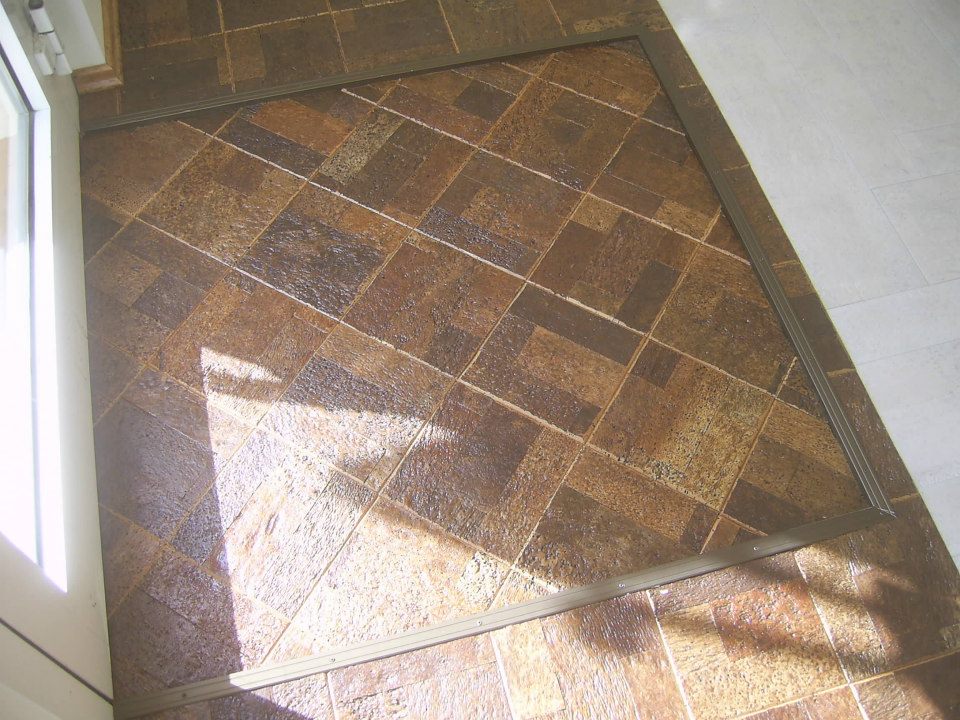 Korkparkett in Flur verlegen, Korkfussboden im Korridor und Eingangsbereich, Beispielfoto