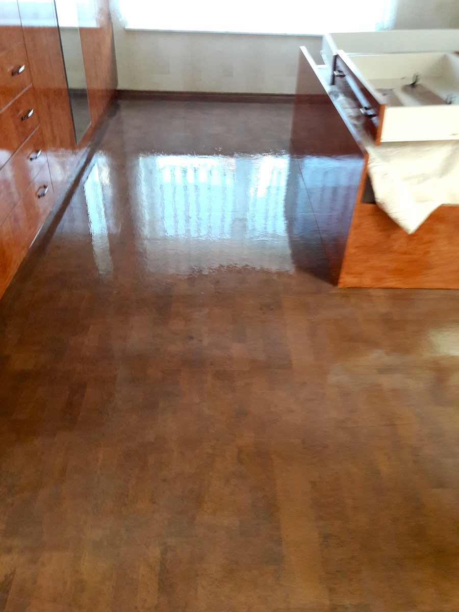 Korkparkett in Badezimmer und Nassbereich verlegen, Korkfussboden im Bad, Beispielfoto