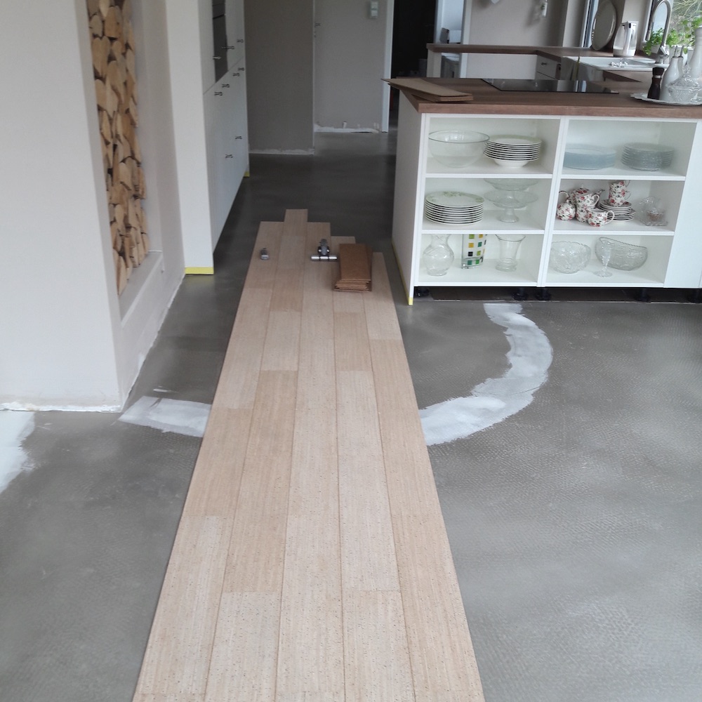 Korkparkett in Küche verlegt, Schritt für Schritt